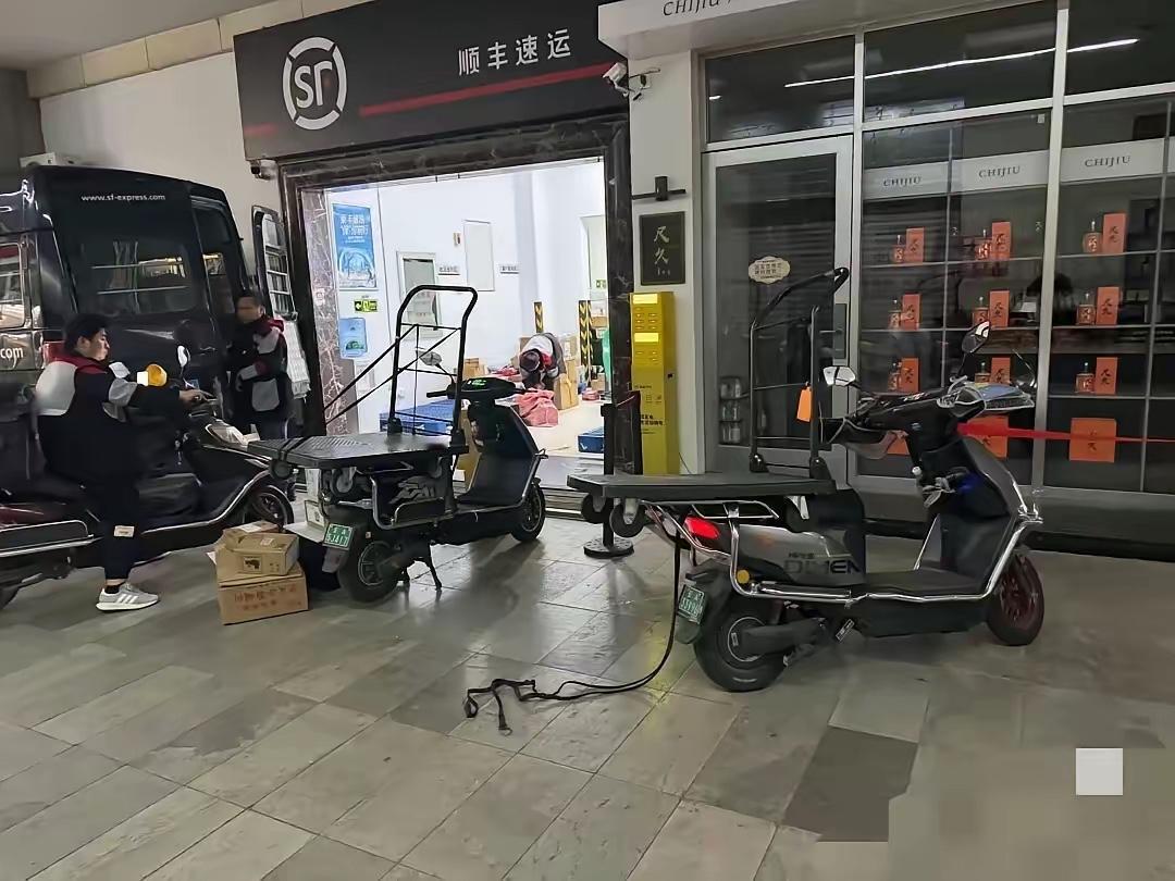 看到顺丰小哥的工资，我是真的破防了，我们公司经常会发货，经常和顺丰小哥聊天，他说