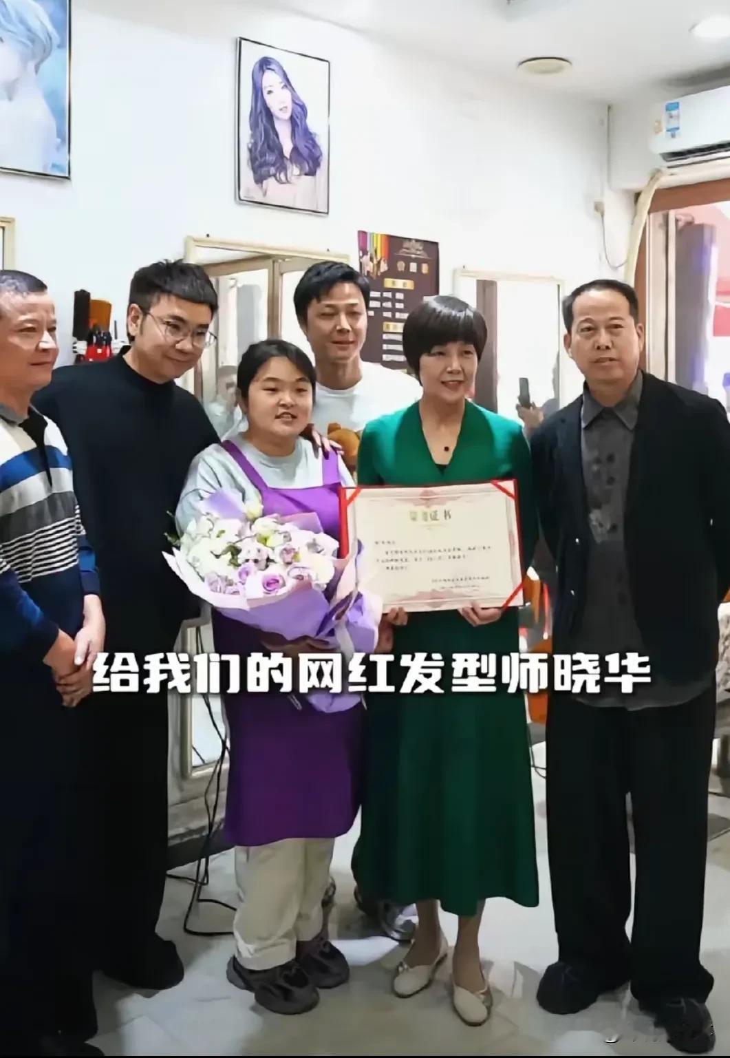 人民理发师晓华火了，于是店门口，有人为了理发，深夜就来排队。人多了，特警还要来执