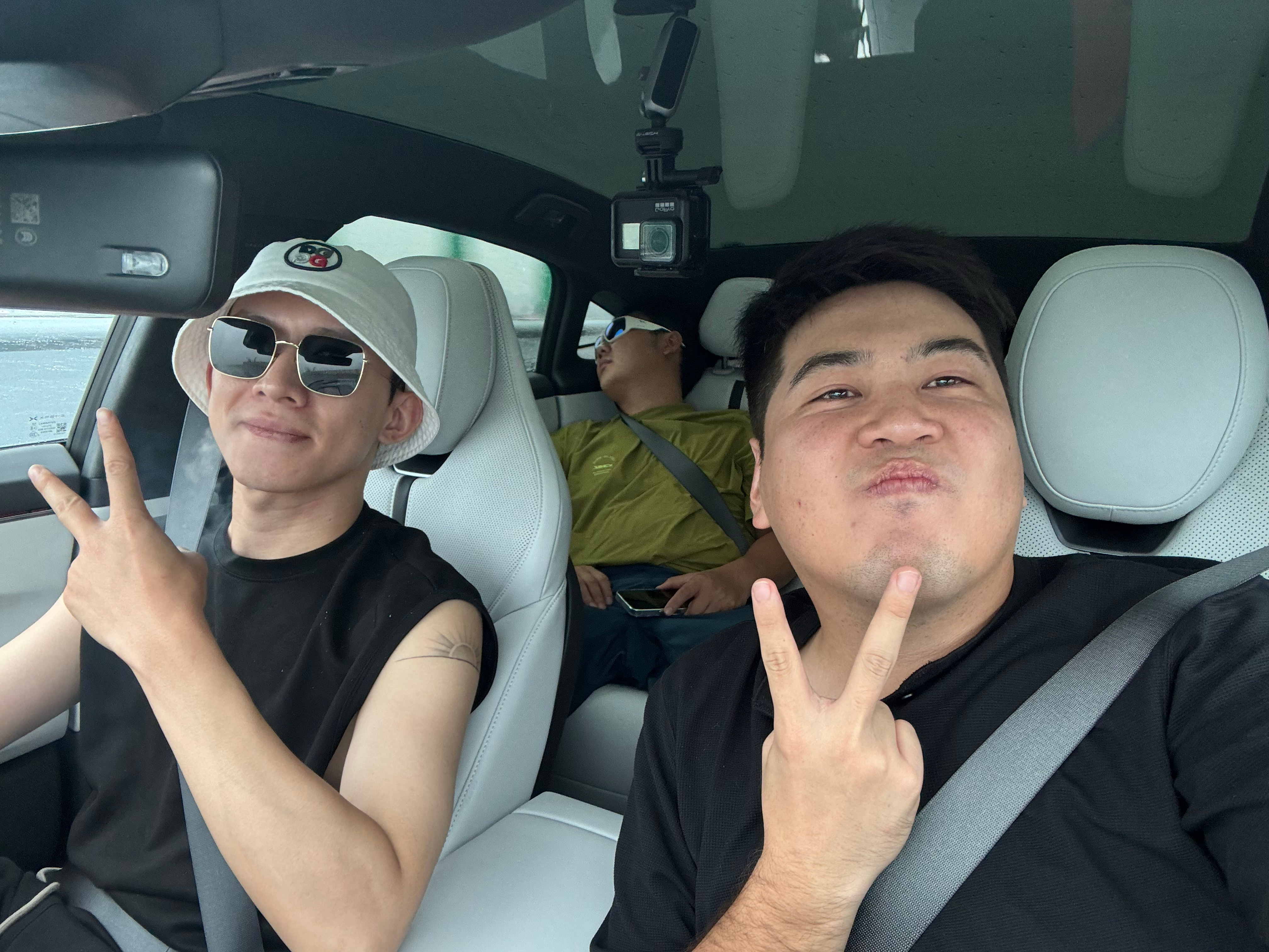 突发情况！！！！我们哥仨一合计一天跑600公里有点委屈了所以我们准备对新P7进行