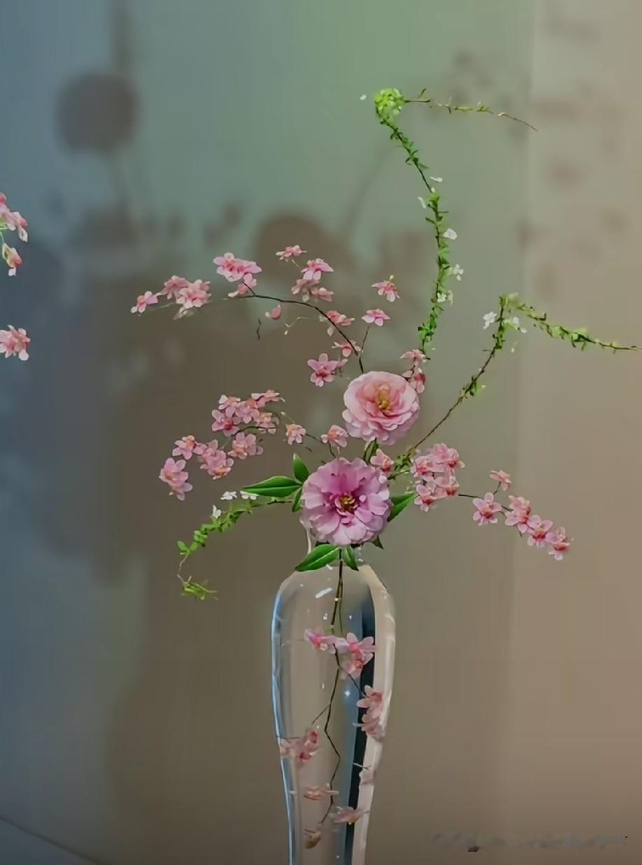 很多父亲错把暴躁当气场，把说教当教诲，把控制当关爱。

生活不顺就将负面情绪倾泻