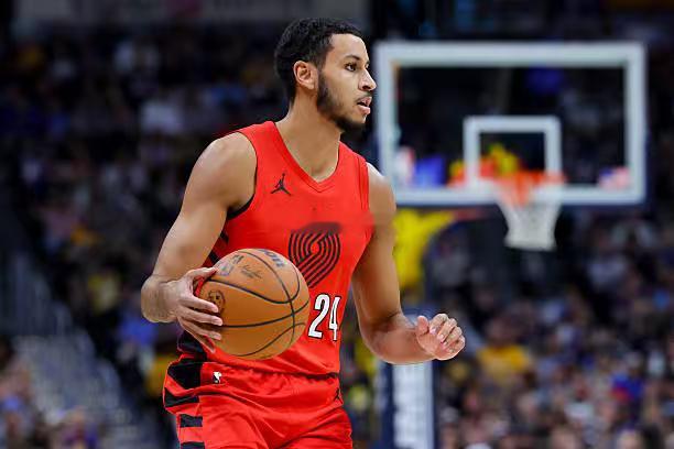 很多开拓者球迷还是不知道什么群体的球迷，一直对于克里斯-穆雷能够进入轮换阵容感到