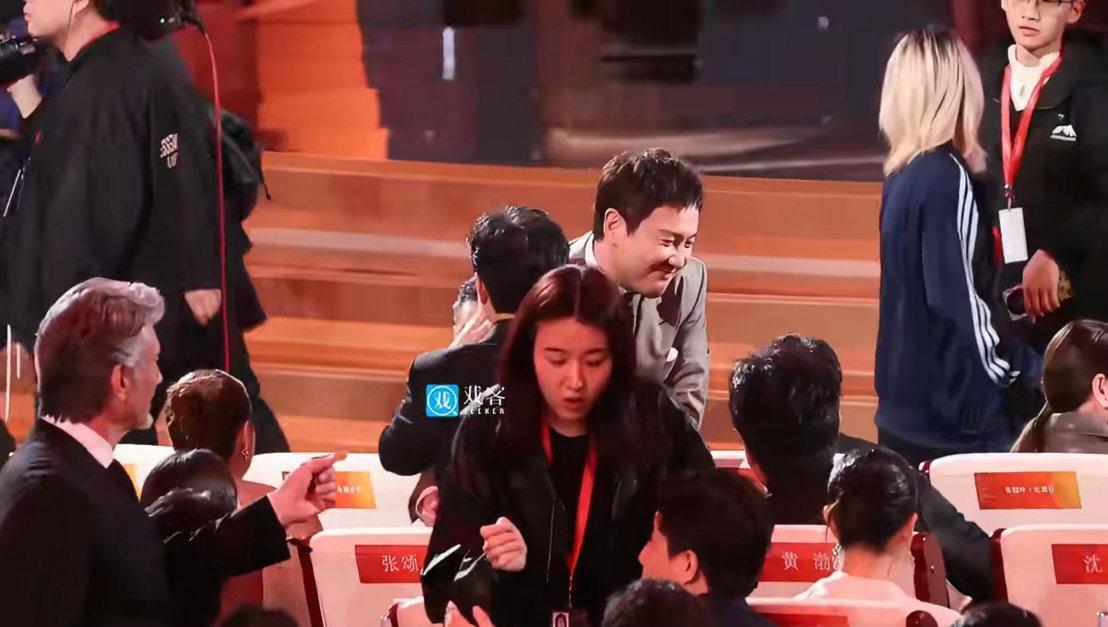 沈腾粉丝维权，指责张颂文调换座位抢c现场图张颂文插进高叶和黄渤中间，从黄渤开始整