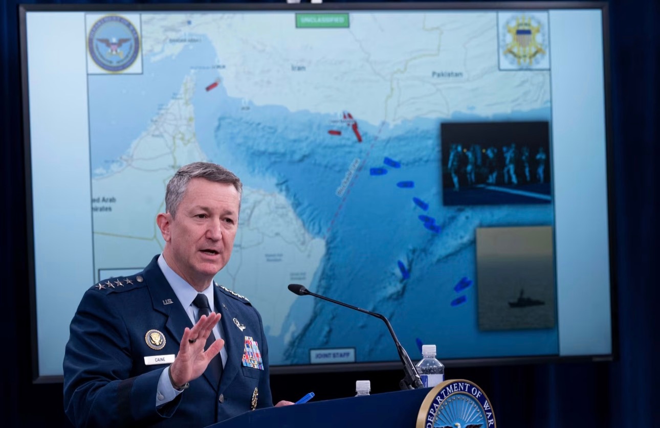 据华尔街日报报道，美国军方正准备在未来几天登上与伊朗有关的油轮，并在国际水域扣押