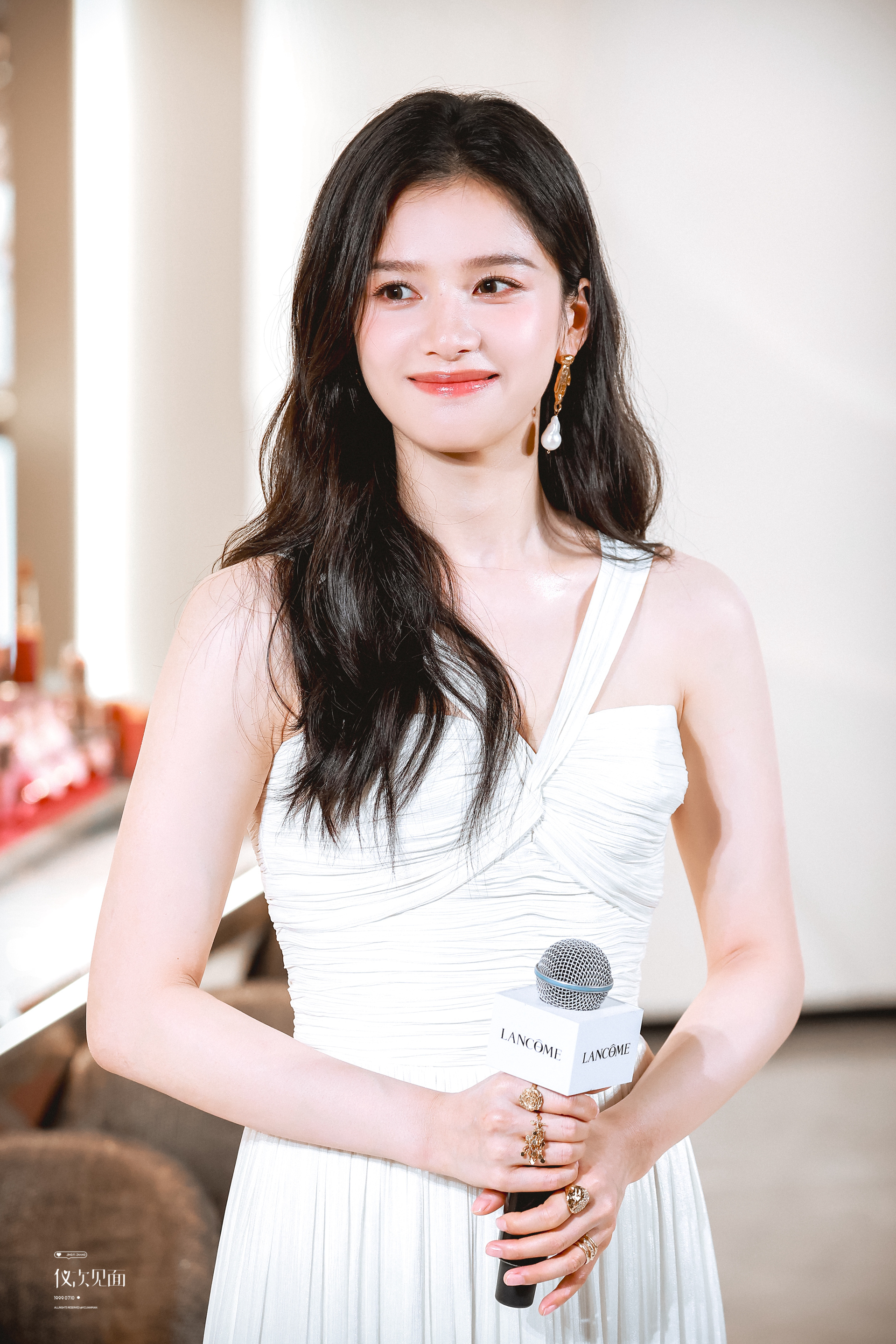 张婧仪  白裙裹着温柔，眼波藏着锋芒，一抬眼就撞进心动里✨ 