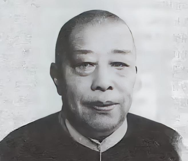 1922年，54岁的黄金荣如愿迎娶24岁的露兰春。新婚夜，黄金荣迫不及待地想要洞