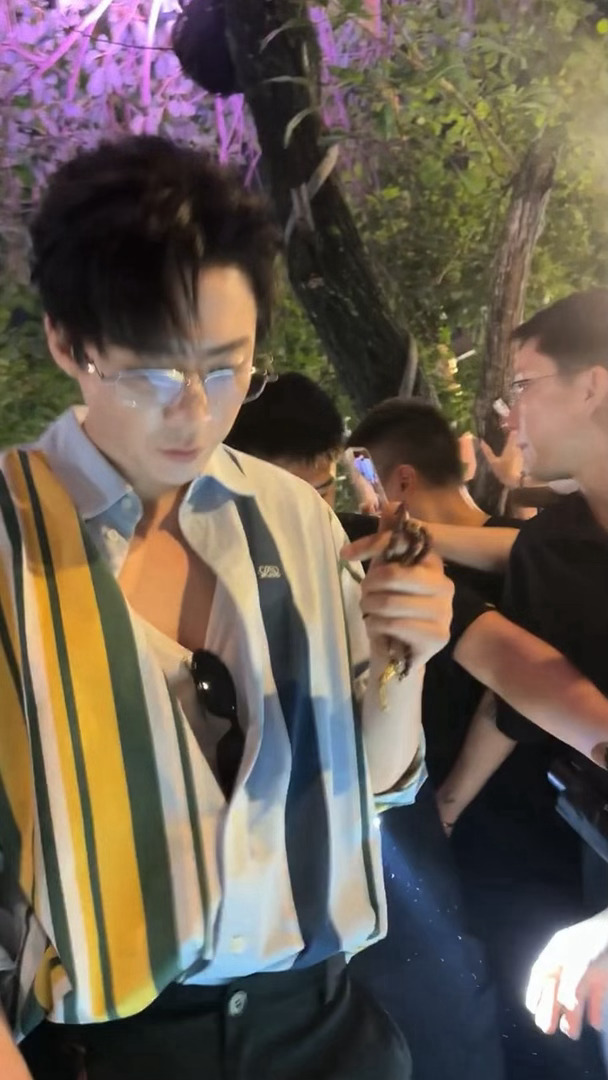 刘宇宁丹东厨房名不虚传✨刘宇宁临场想出“一叶扁舟”创意，把菊苣变成装菜容器，既解