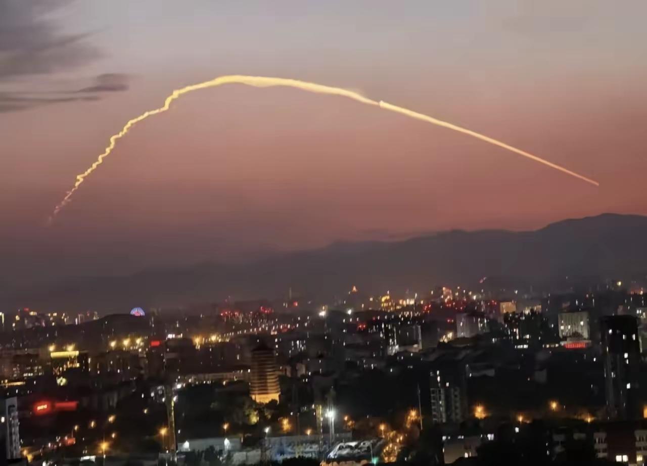 美军刚射完4枚三叉戟，中国夜空突然划过一道"天外来客"！网友拍到的画面让五角大楼