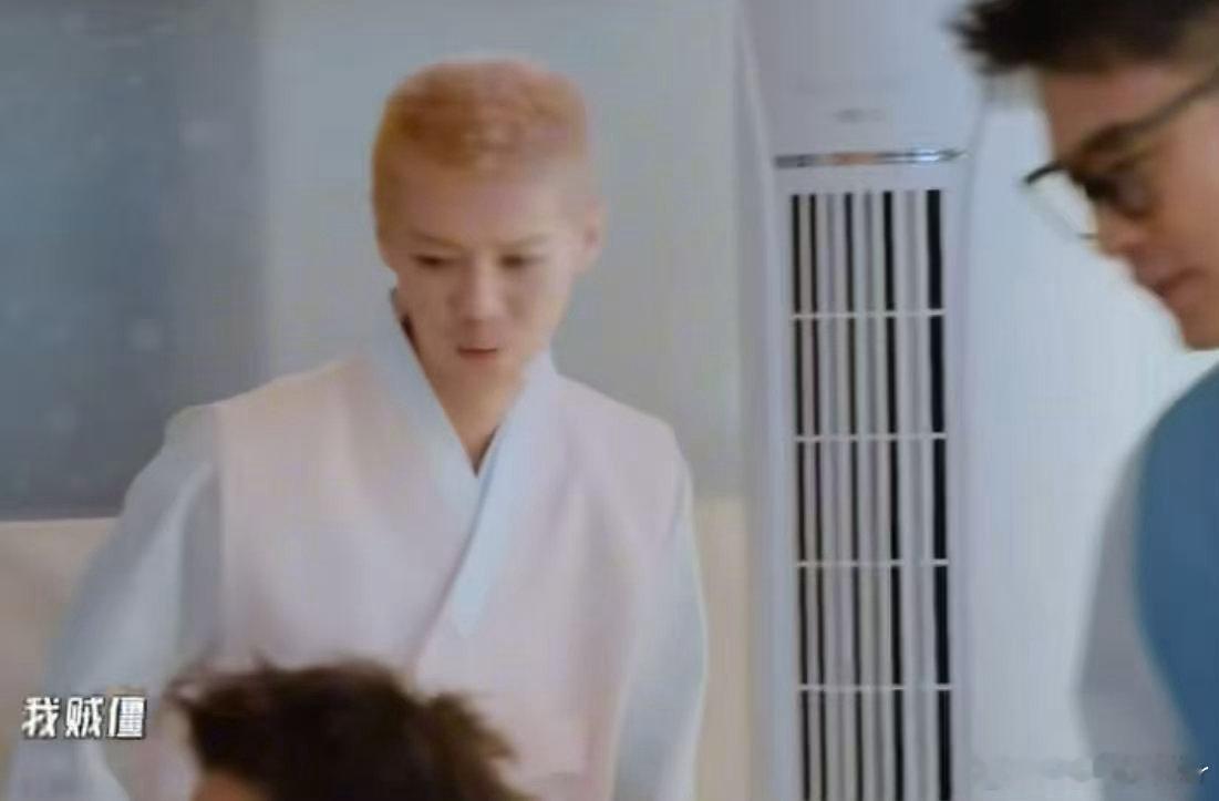 鹿晗刚抬腿就疼出了声鹿晗这柔韧度是认真的吗 鹿晗抬腿就惨叫，队友吓得缩手，这画面
