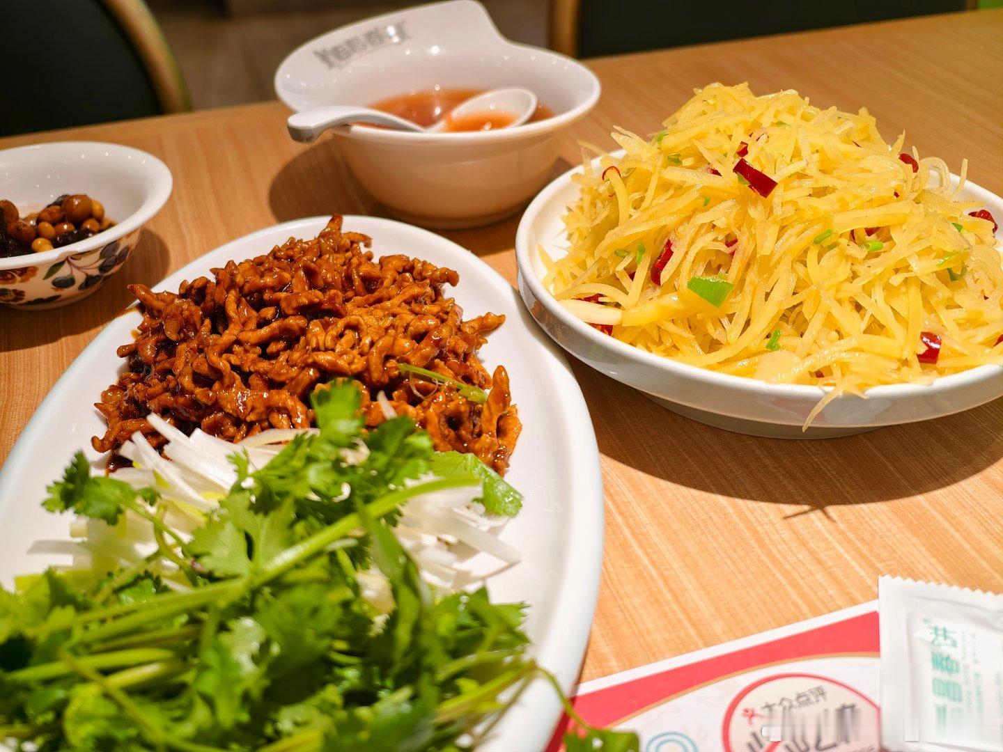 饿了出门整个心心念念的筋饼点了一个土豆丝配个京酱肉丝这玩意我跟你说在东北，嘎嘎权