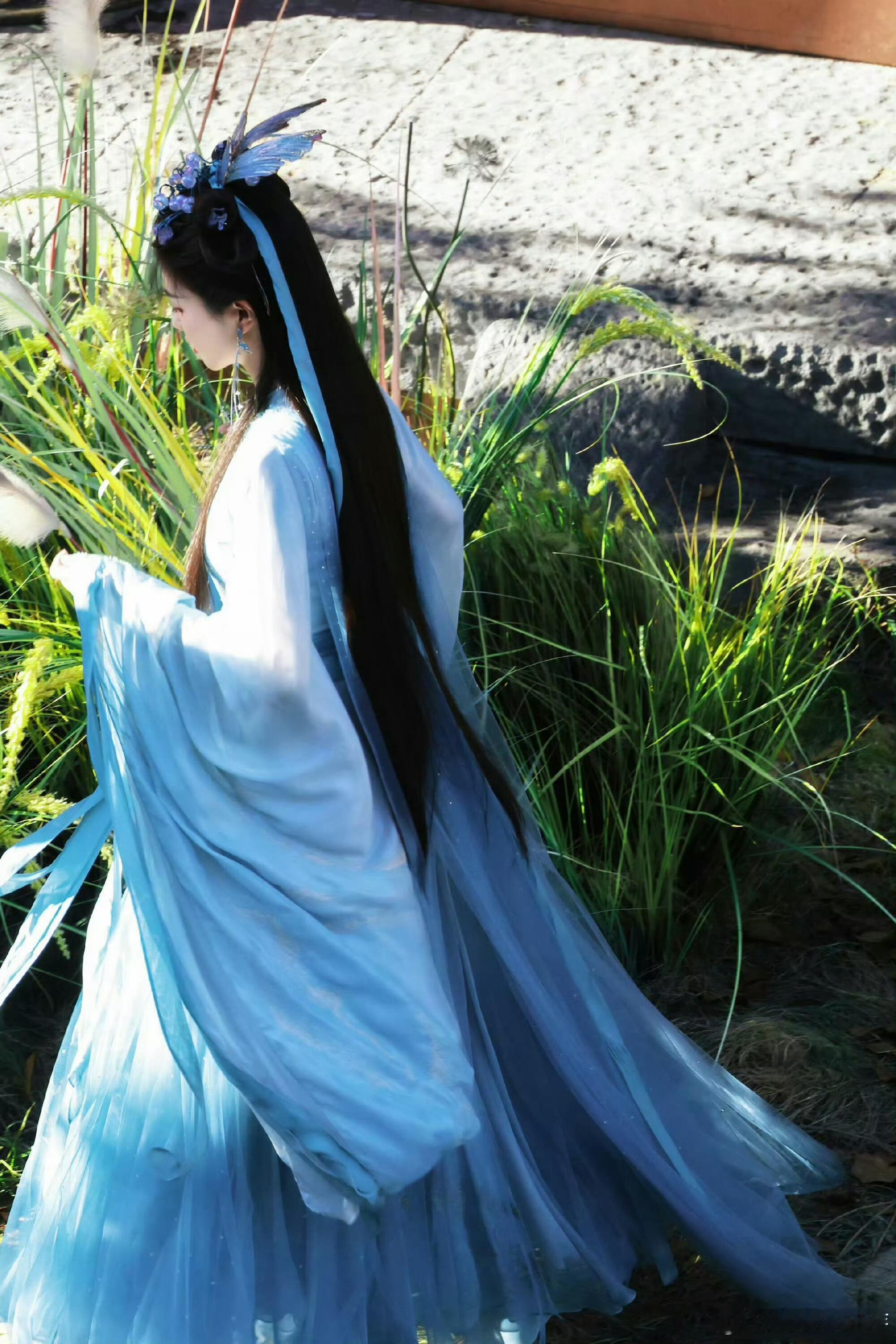 白鹿李青月：仿若画中仙的惊艳妆造在《临江仙》里，白鹿饰演的李青月，妆造堪称一绝。