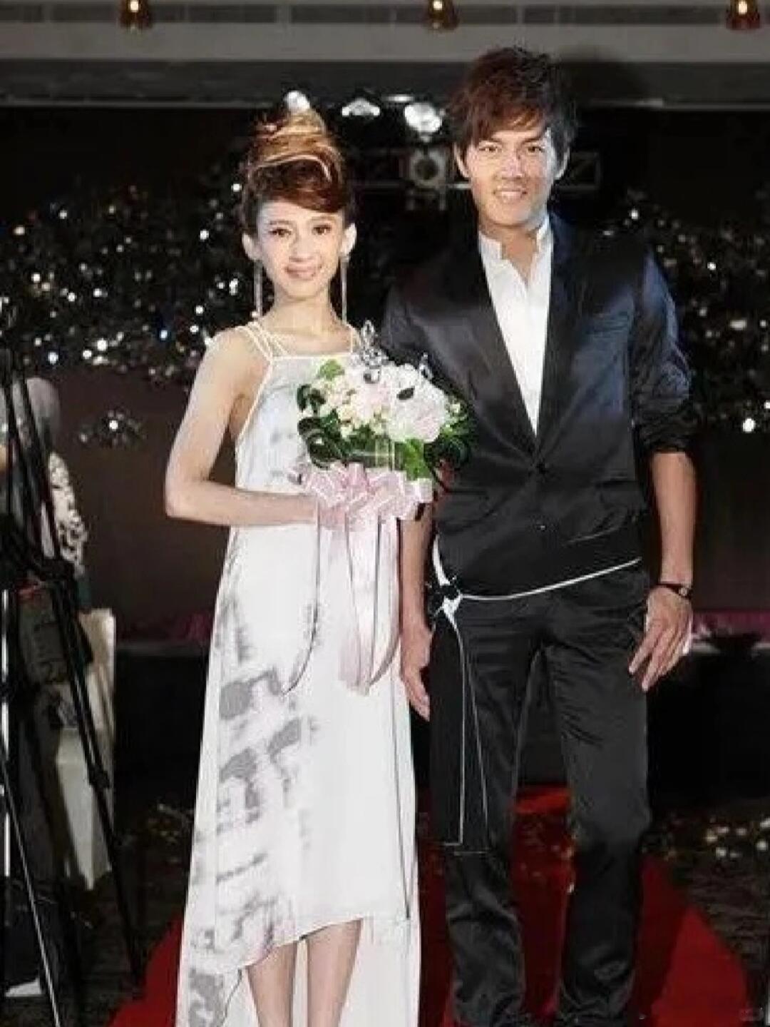 吴克群被戴佩妮锁喉戴佩妮演唱会嘉宾吴克群 漫天都是《念念》的温柔，舞台上却是锁喉