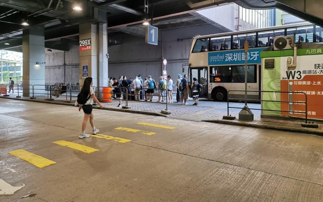 一直没搞明白，香港的公交巴士怎么刷卡的？
小巴车，我看到有个市民告诉小巴司机哪里
