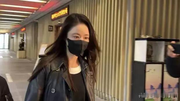 11日琼瑶icon花葬已完成，林心如icon双手合十跪拜，眼中含泪。自琼瑶去世后
