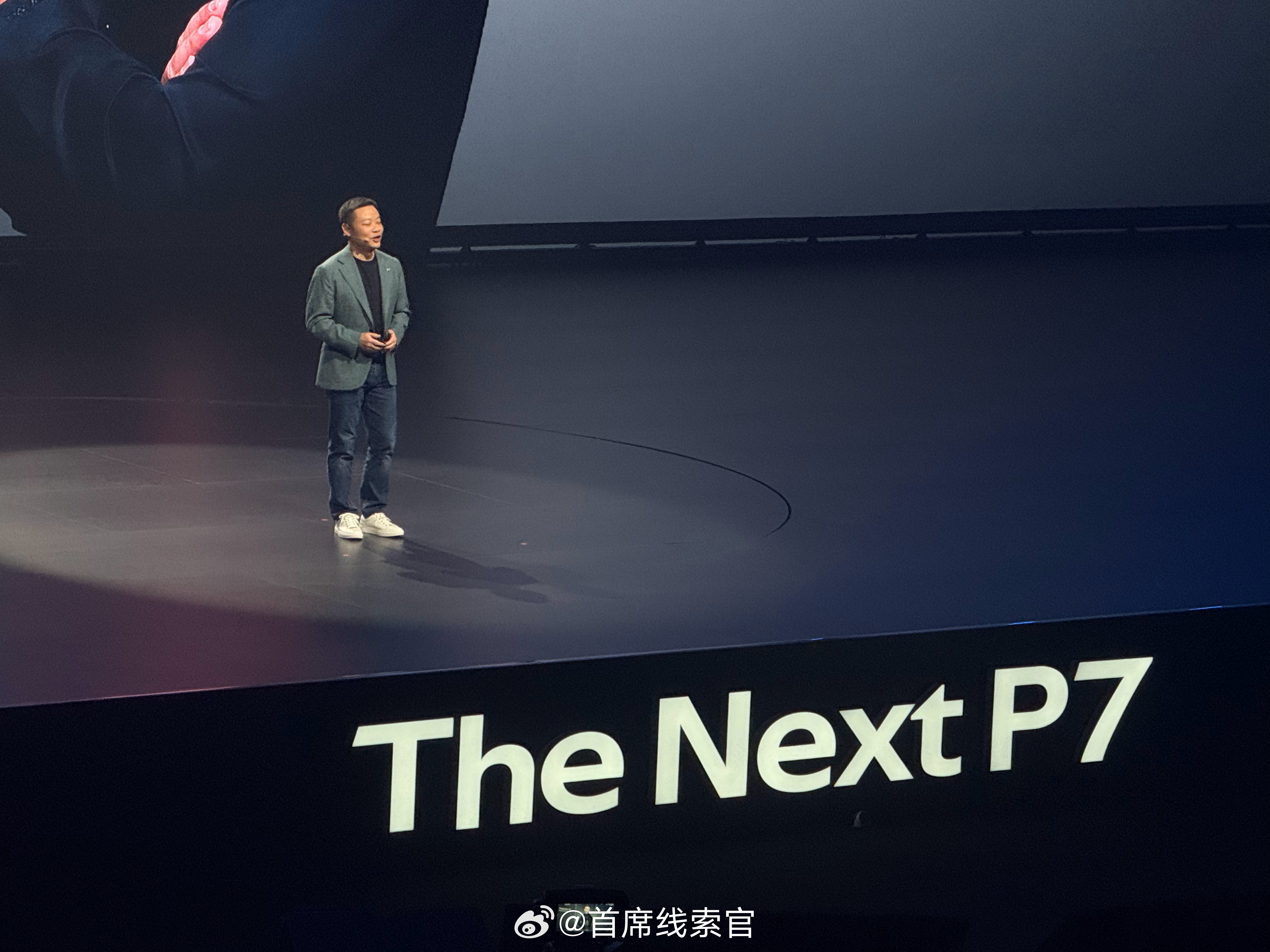时尚圈都在拍小鹏p7 何小鹏登台了。这么热的天，他居然穿了一个外套。。。[笑cr