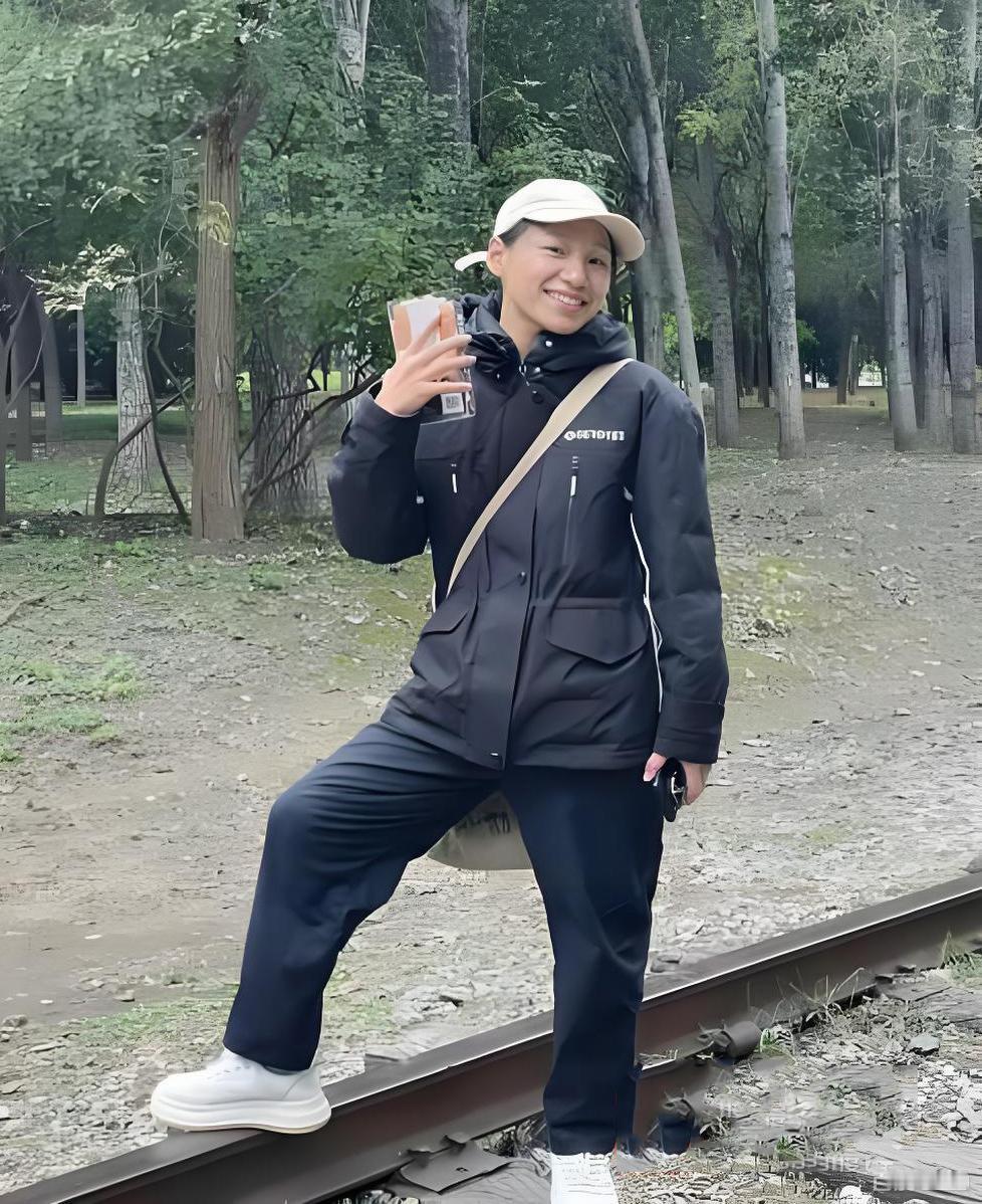 送外卖真的有这么精彩、励志吗？前几天央视才播放了一个外卖员的宣传短片，一个女平面