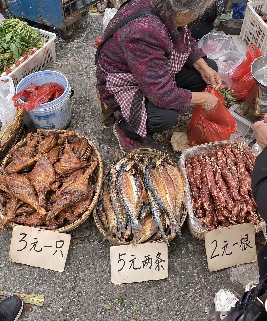 大妈卖的东西虽然品相不太好看，但我觉得品质应该不会差。