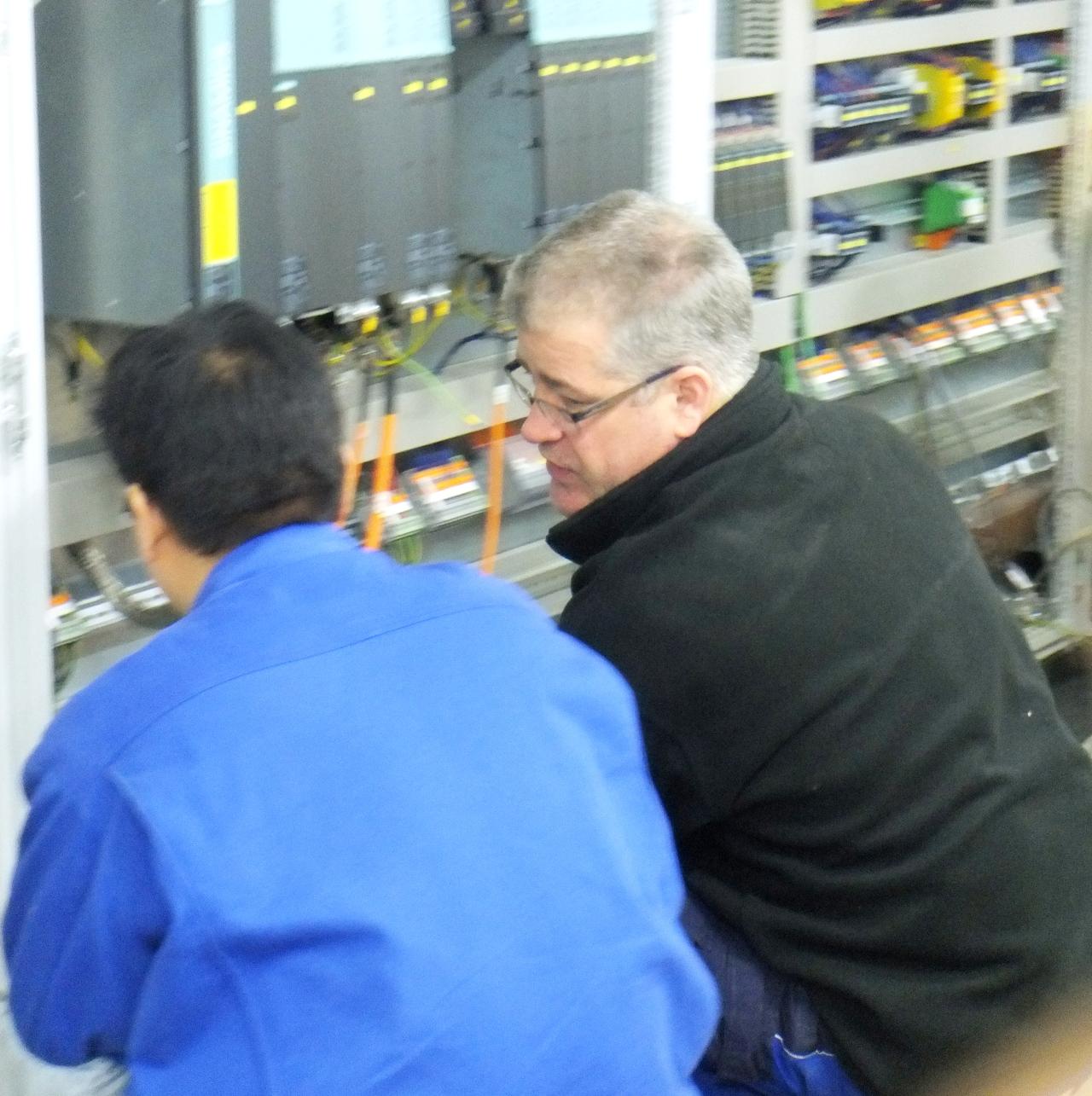 在电气电子自动控制方面，我国人似乎比外国人更加擅长，看这位德国工程师，完全是一副