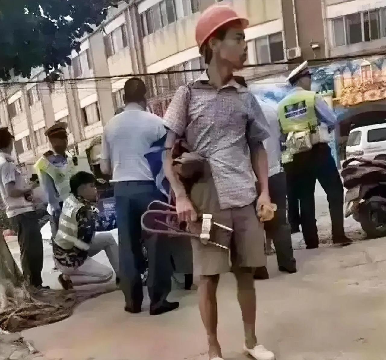 这两张图，让我心情沉重。哪一幅可以荣获年度最佳摄影奖？我希望是并列第一。
图一：