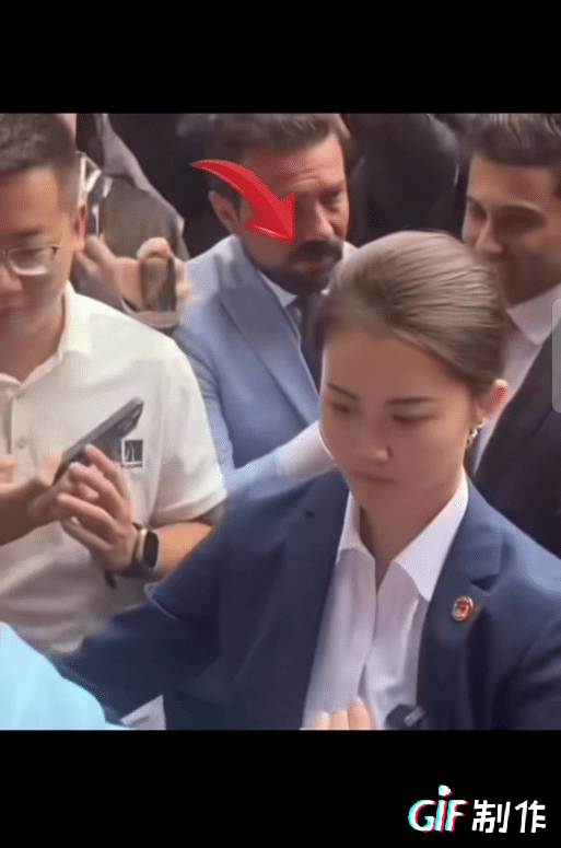 想再摸脸很难了，美女保镖严防死守保护着总统夫人。
阿斯玛携带家人到北京外国语大学