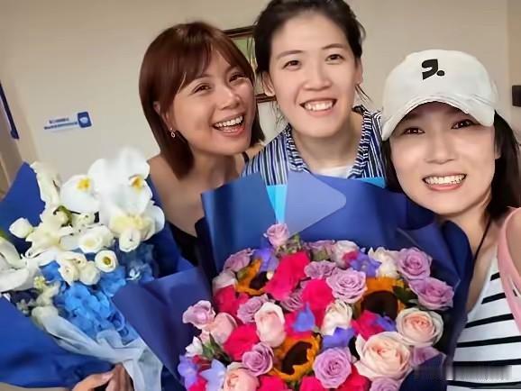 姐妹情深！妹妹李盈莹在天津动手术，中国女排队长龚翔宇、倪非凡、王梦洁三人，在北京