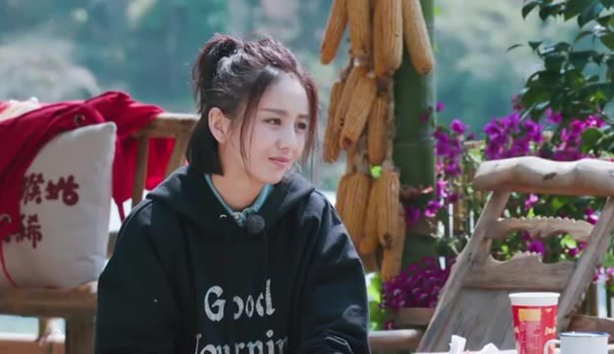[大笑]佟丽娅刚一说话，旁边的黄磊就皱起了眉头。
在一期《向往的生活》中，佟丽娅