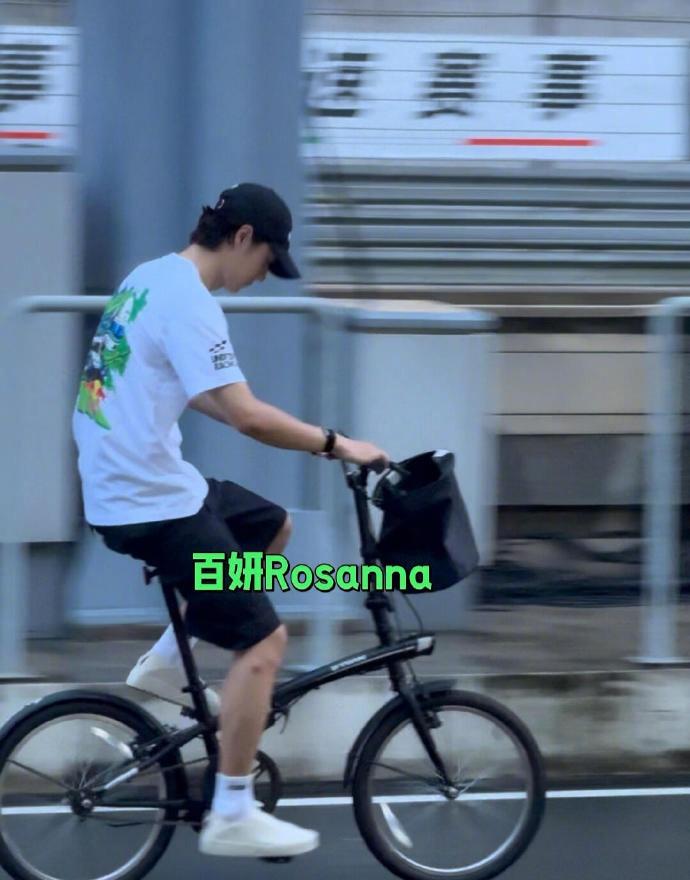 今天赛车训练结束后骑自行车的王一博！
酷盖单手插兜骑车也太可爱了[哇]
骑自行车