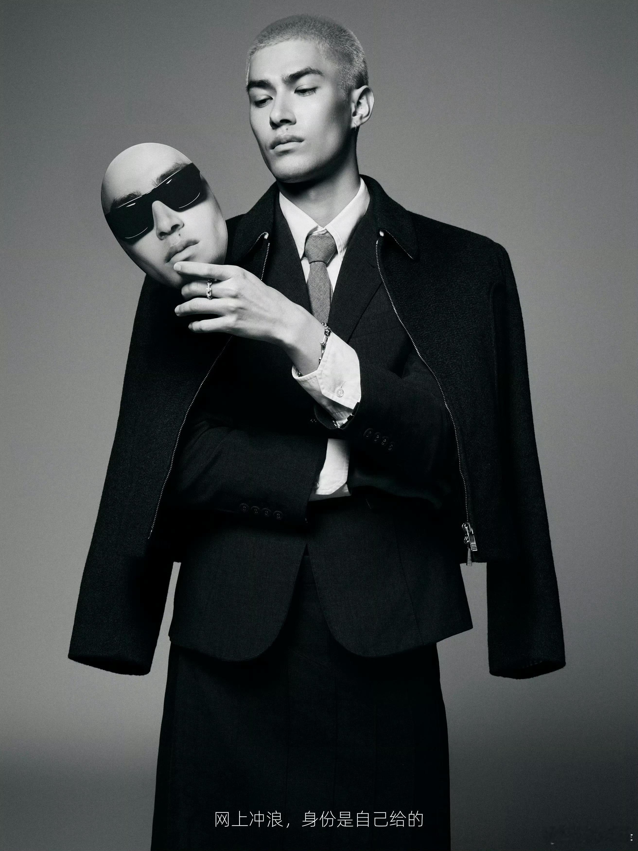 微博之夜出发图优秀生米卡身穿 Thom Browne ，这组出发图真的拍的太好了