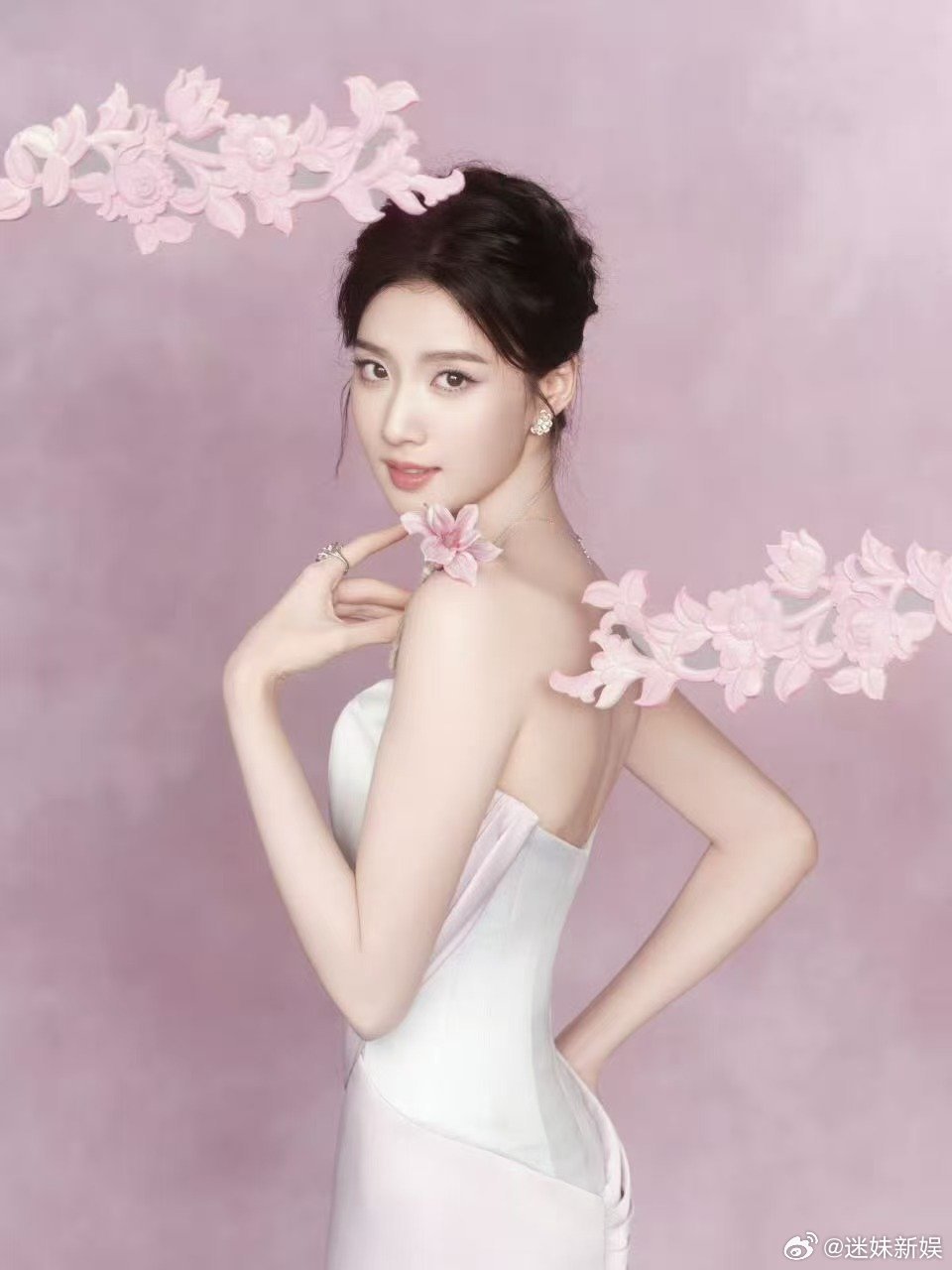 卢昱晓花影大片卢昱晓抹胸丝绸裙卢昱晓花影大片，抹胸丝绸裙，