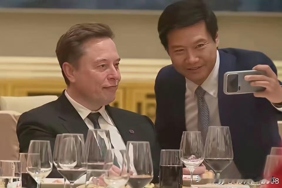 上热搜了，不少人觉得雷军卑微。
看完整视频，确实在追星拍照，不过没有谄媚，顶多是