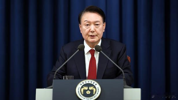 【 尹锡悦就戒严风波向国民道歉 】 新华社快讯：韩国总统尹锡悦7日上午发表对国民