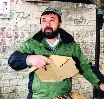 1992年，一新疆男子退伍后被分到供销社工作，当地百姓频繁在他这里赊账，他从不拒