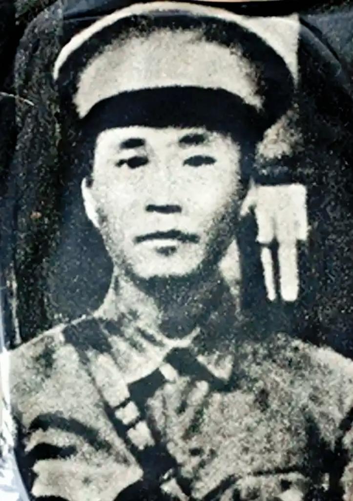 他是秋收起义总指挥，牺牲后毛主席心痛的说：给我三个师都不换！
 
1927年9月