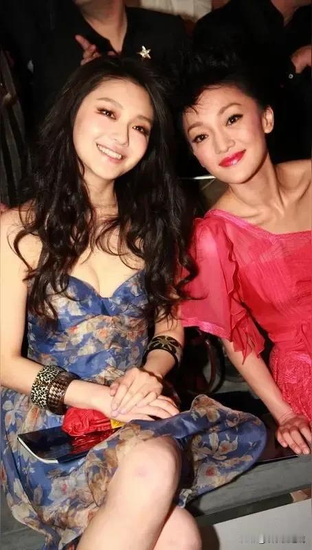 这是多年前大s和周迅的一张合影，真是养眼啊！
那时候的大s真漂亮，事业应该是比较