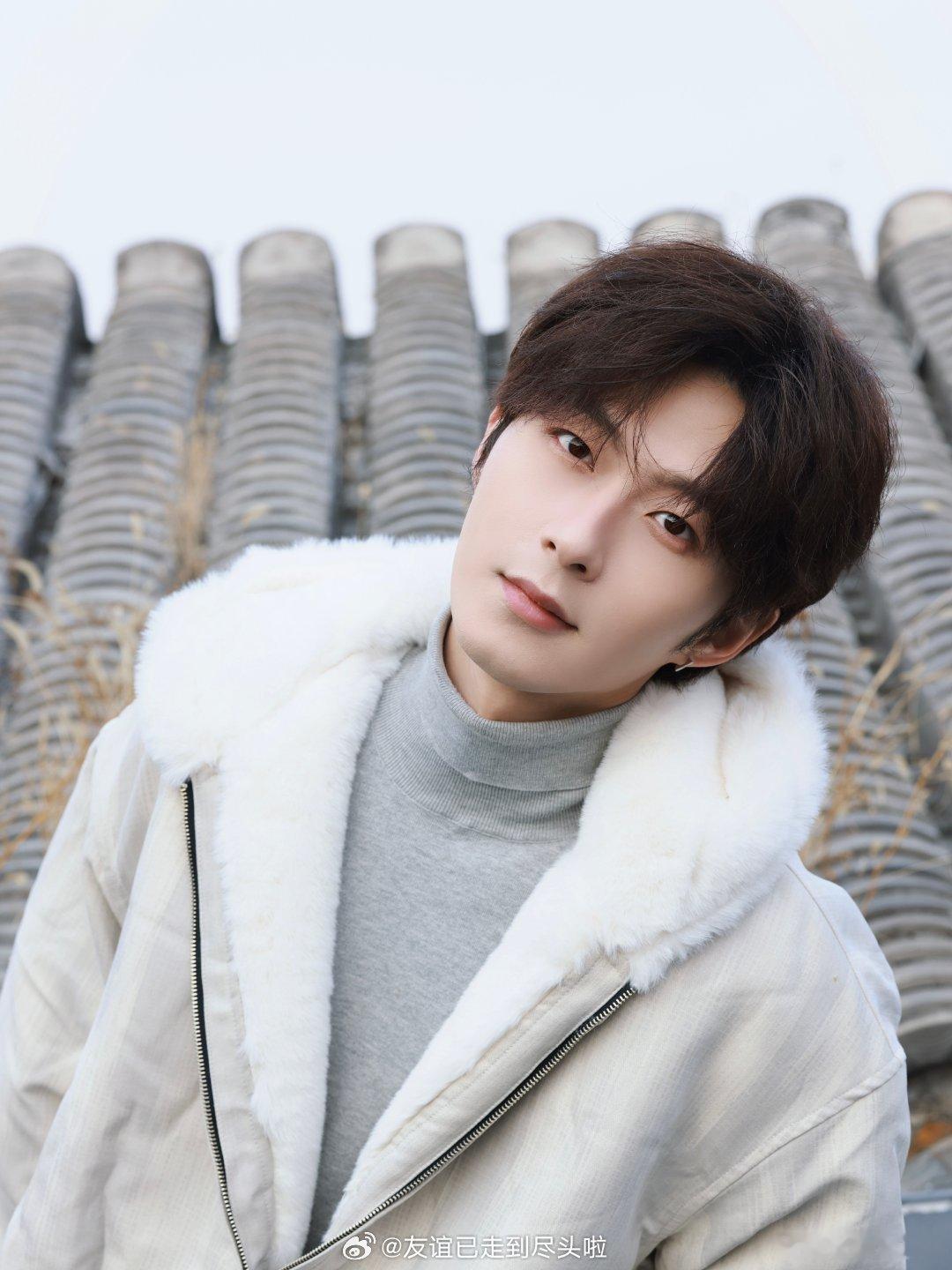 有🍉说何洛洛本来要演《你那儿几点》的男二，后来换李歌洋了，粉丝在教育工作室何洛