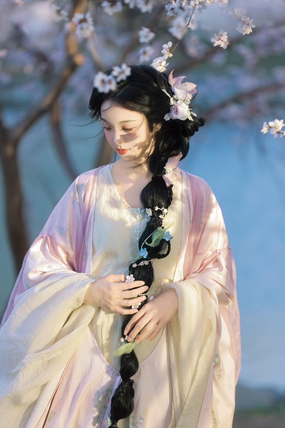 桃花依旧笑春风。摄/后：我