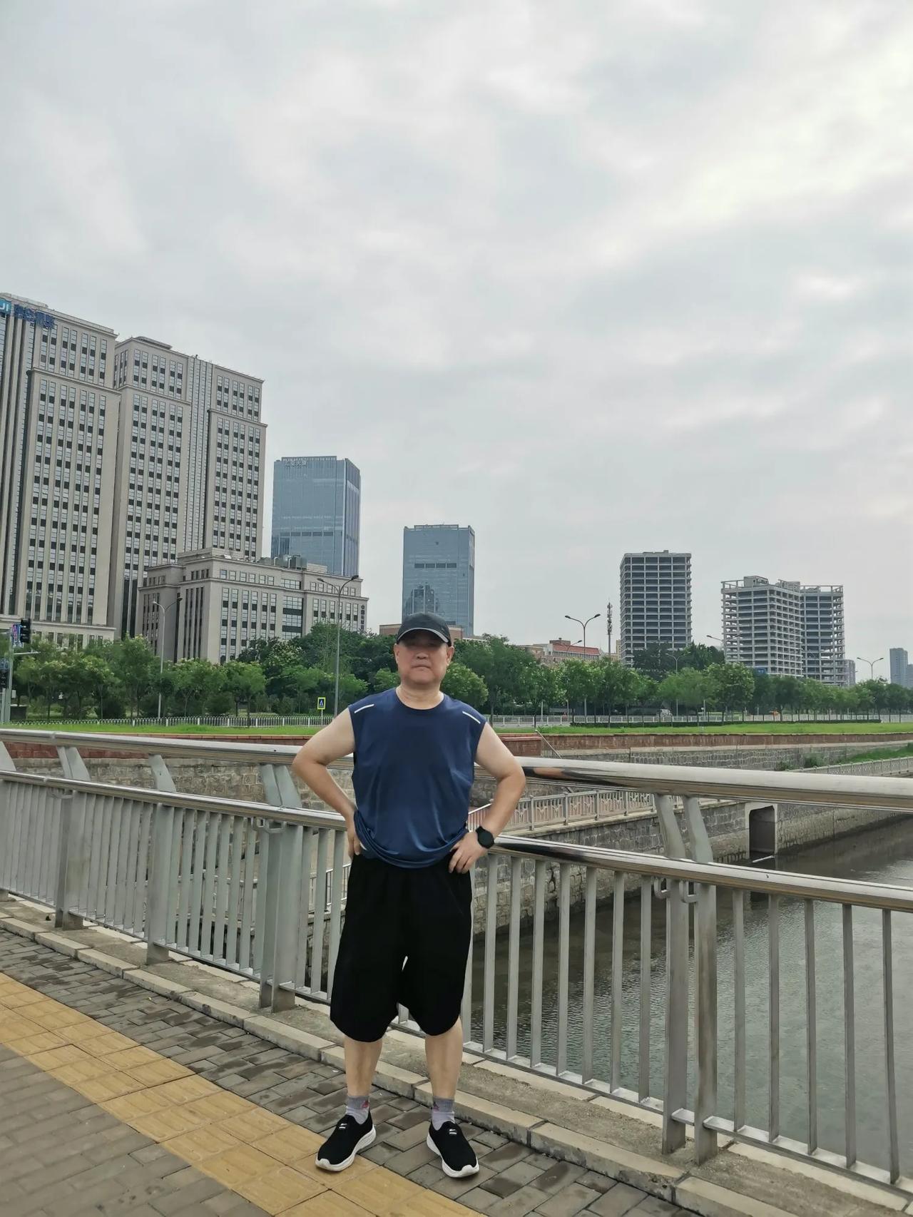 运动，跑步，强身之余，也易上瘾。
释放的多巴胺带来短期的兴奋快感，持续的内啡肽送