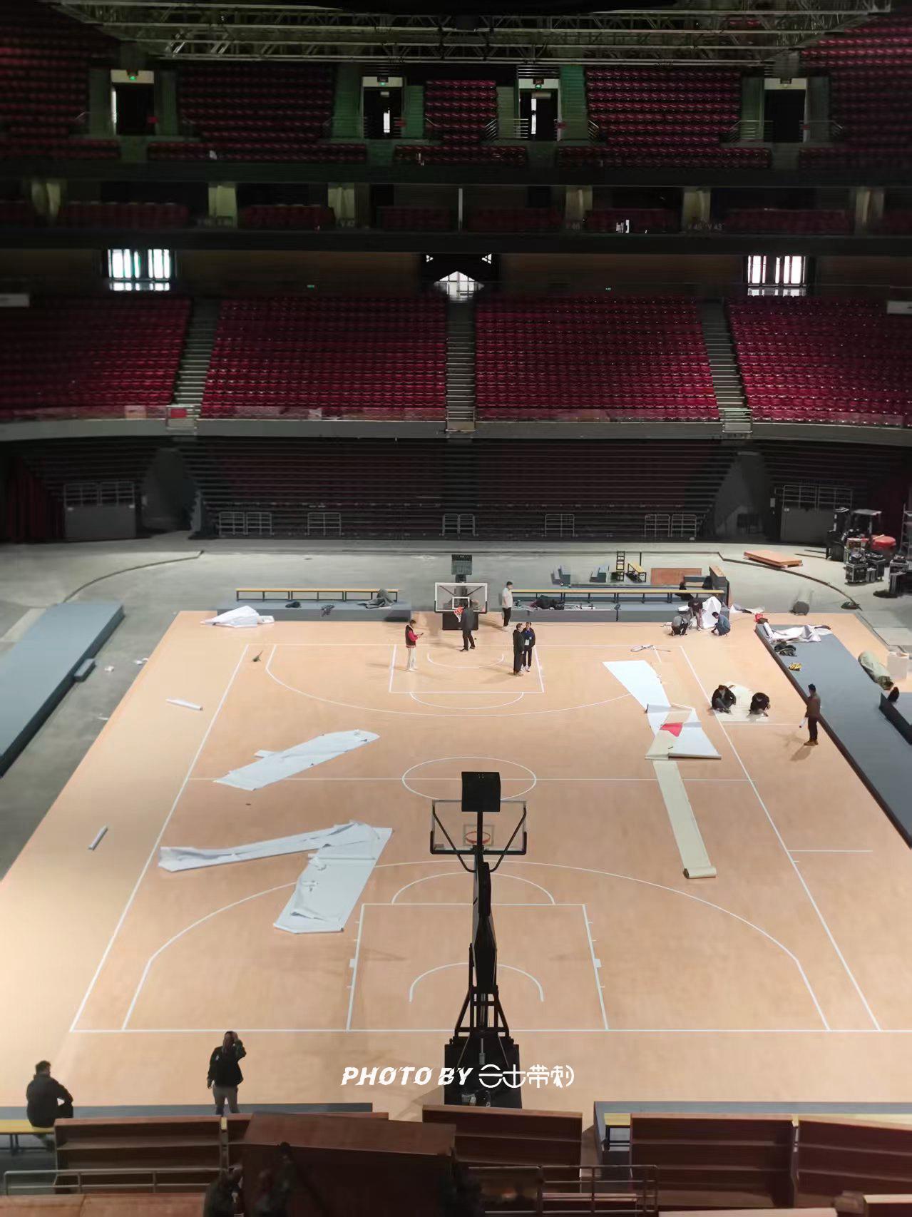 此时的五棵松，正在铺设11月28日的比赛地板。26日晚17:30，先开发布会，随