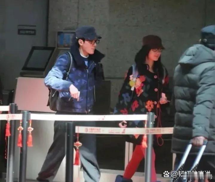冯绍峰新恋情曝光，与素人美女甜蜜牵手，两人冬日穿搭热聊不断 