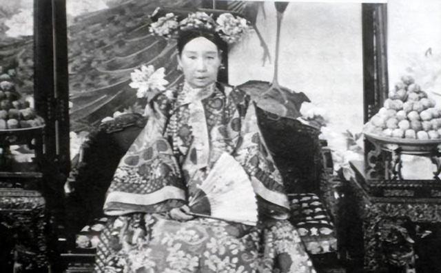 1875年1月12日，养心殿散发着阵阵恶臭，闻者欲呕，同治皇帝躺在西暖阁的病床上