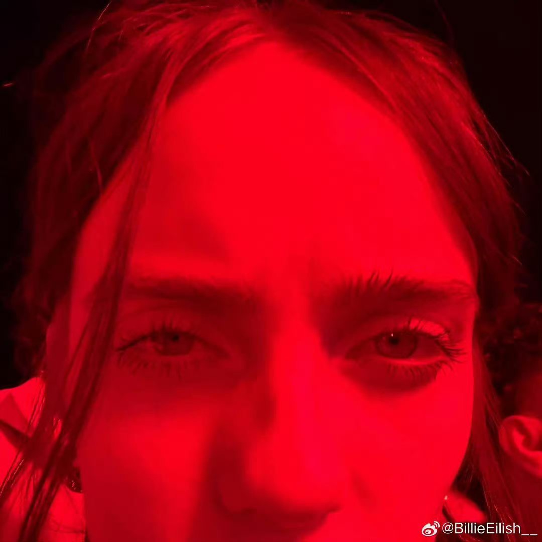 碧梨文案背后必有华人指点 碧梨说不靠姐姐算长大，我笑到打鸣。姐，你永远是姐！我不