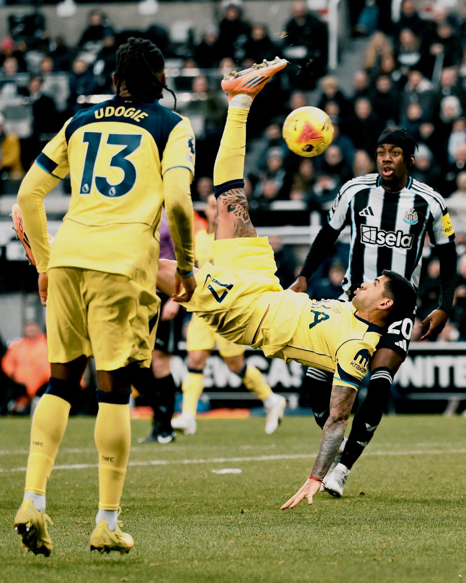 罗梅罗补时倒钩救主，热刺2:2逼平纽卡斯尔联英超周二上演戏码十足的一幕：托特纳姆