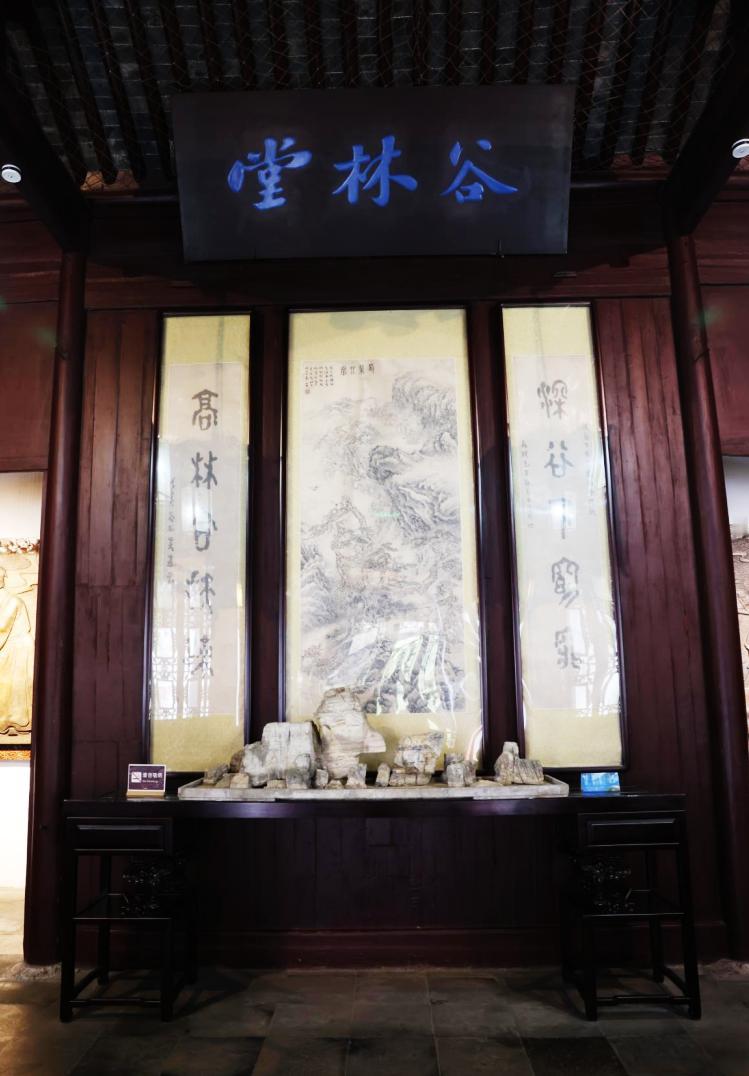扬州大明寺谷林堂是苏轼在老师欧阳修的平山堂后建的一个建筑，其中的供石设计的很好，