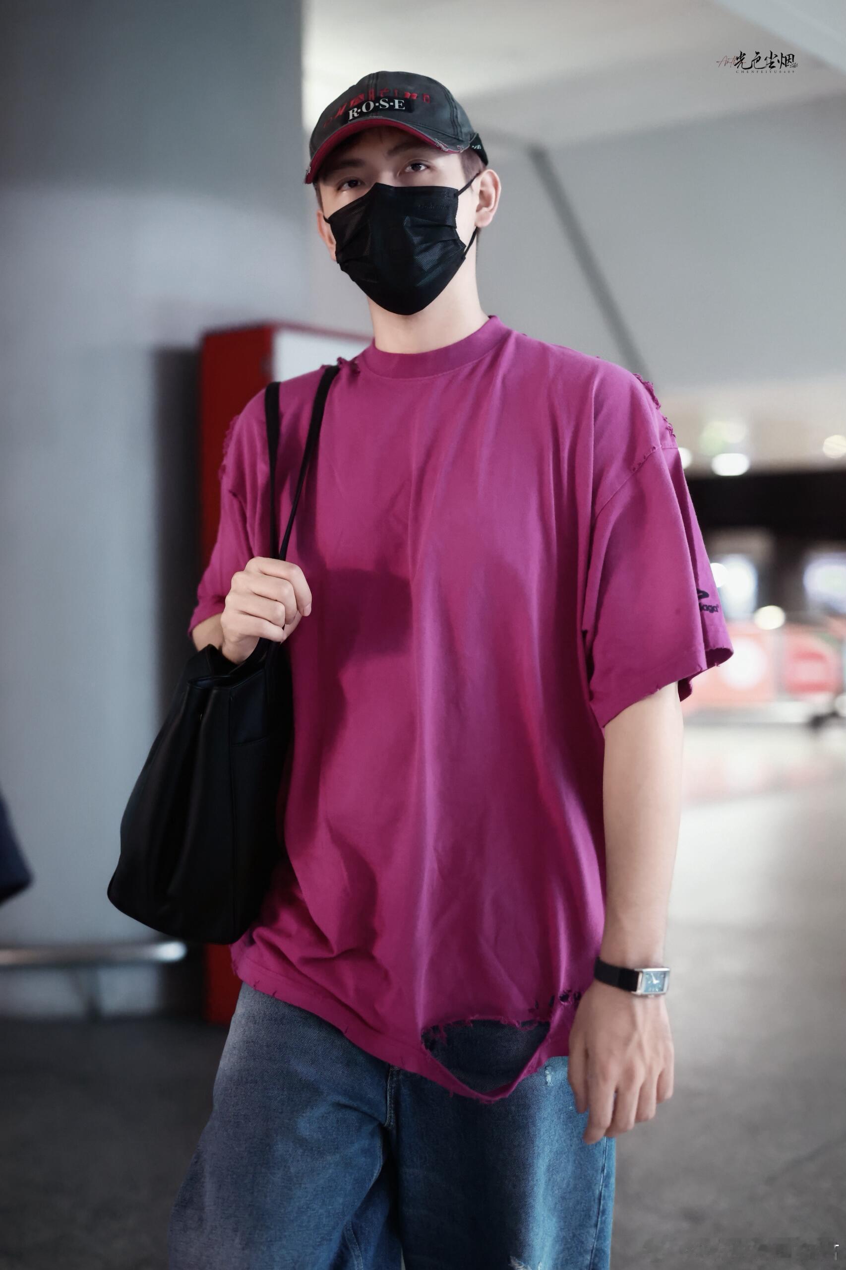 陈飞宇 坐姿端正的火龙果 帅哥果然穿搭够大胆，甭管是t恤还是发色，就是要够显眼，