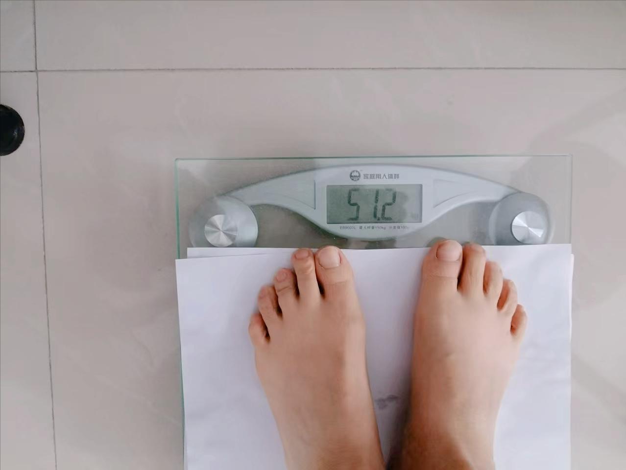 我的体重竟然只有51.2公斤。

今天早晨，我去了一趟卫生间，出来之后，站到体重