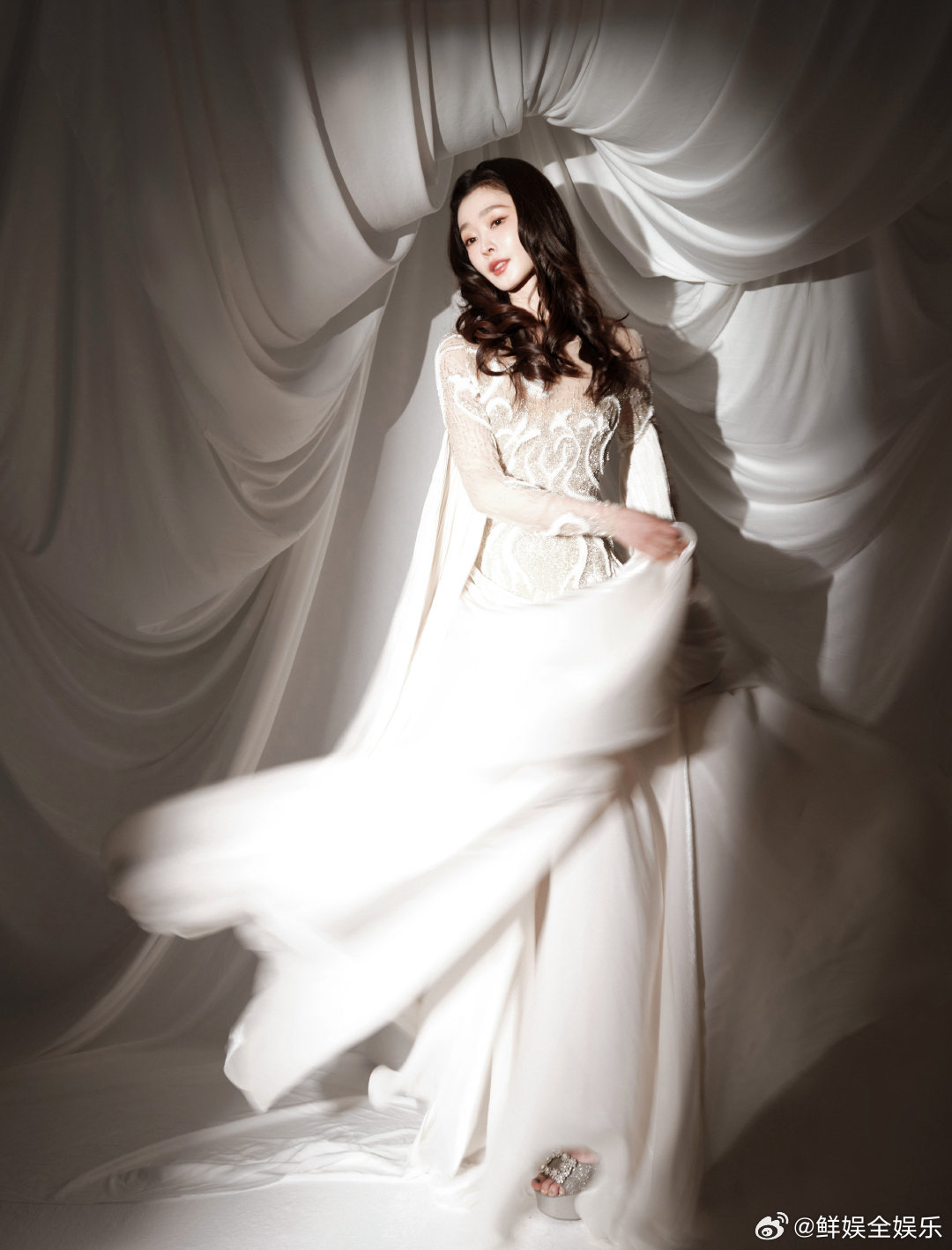宋轶宋轶白裙羽毛头纱宋轶白色羽毛裙姐姐红毯见！太美啦微博之夜出图