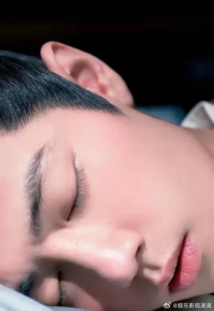 以前一直以为人生病的时候应该是一脸憔悴的模样，直到看见肖战生病的样子，才知道原来