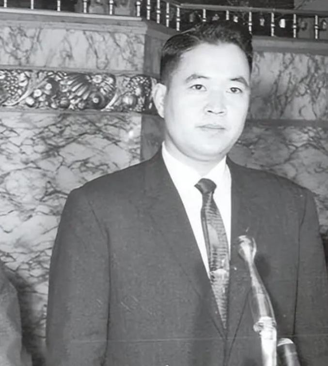 投敌换了280万黄金，风光26年后回山东探亲，刚下飞机就被拷走了。

这个人叫李
