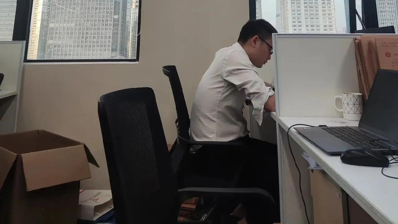 公司前两年突然招了二十多个软件开发工程师，然后都是那种立即就能做产品开发的，匆匆