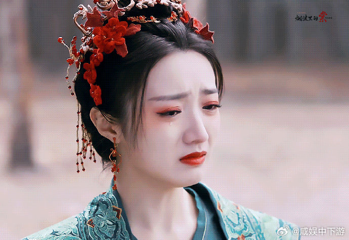 #穆念慈大婚割发断情# 爱情里最痛的，莫过于亲手埋葬自己的梦想。穆念慈的割发，是