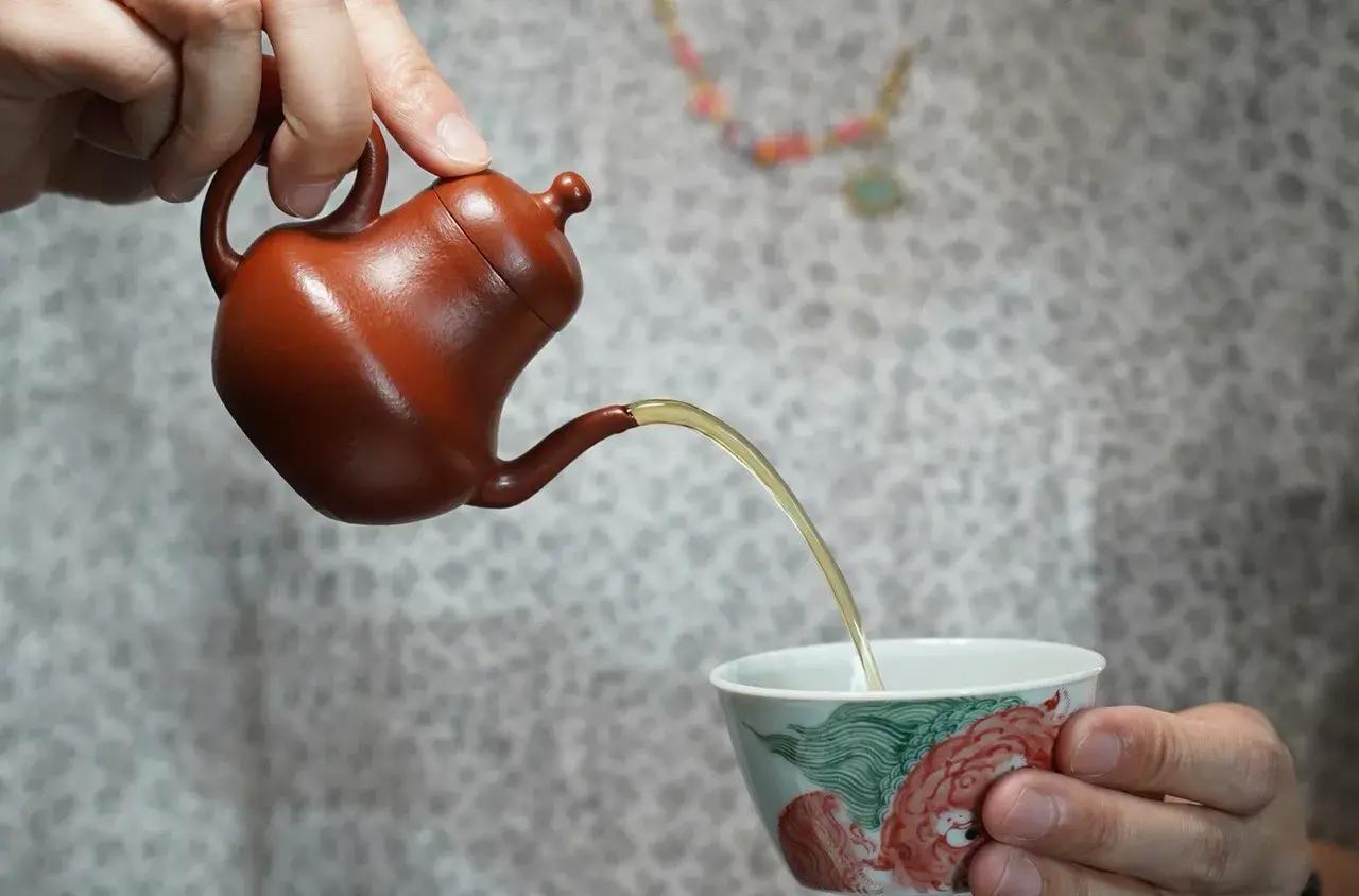 一千多年前宋代宜兴溪头，一团不起眼的紫泥被诗人一眼相中，却让金银珠玉瞬间黯然失色